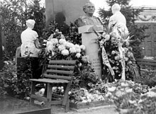 Shmuel Halkin's grave in Novodevichy Cemetery, with a sculptural bust of the deceased.