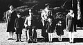 ہیروہیتو اہلیہ ملکہ کوجن اور ان کے بچوں کے ساتھ 1941