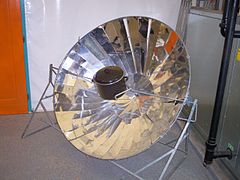 Cocina solar de concentrador parabólico. El mismo método se emplea en las grandes centrales captadoras de energía solar.