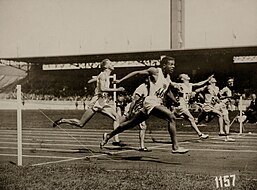 Zieleinlauf des zweiten Halbfinals. Sieger Jack London (im Vordergrund)