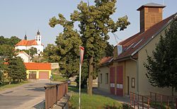 Hasičská zbrojnice a radnice, v pozadí kostel sv. Augustina