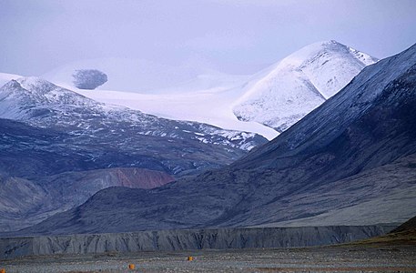 Горный хребет Конджер[en] и ледяная вершина Ад-Астра