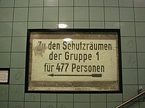 Station Hermannstraße, opschrift uit de Tweede Wereldoorlog.