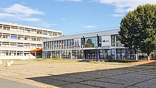 Université Bordeaux Montaigne - Place Guy Lasserre, bâtiments Administratif et A.jpg