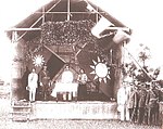 Sun Yat-sen (mitten bakom bordet) och Chiang Kai-shek (på scen i uniform) vid grundandet av Whampoas militärakademi 1924.