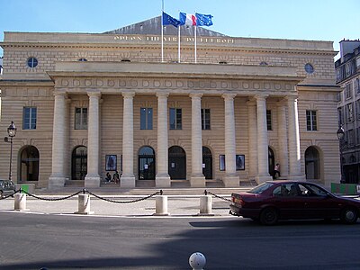 Théâtre de l'Europe su place de l'Odéon (VI arrondissement) (1767–1783) di Marie-Joseph Peyre e Charles de Wailly, il fulcro di una piazza neoclassica del XVIII secolo