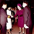 מלכת בריטניה אליזבט השנייה מברכת את אברהם פאר בטקס 1975.