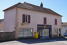 Maison rose avec vitrine.