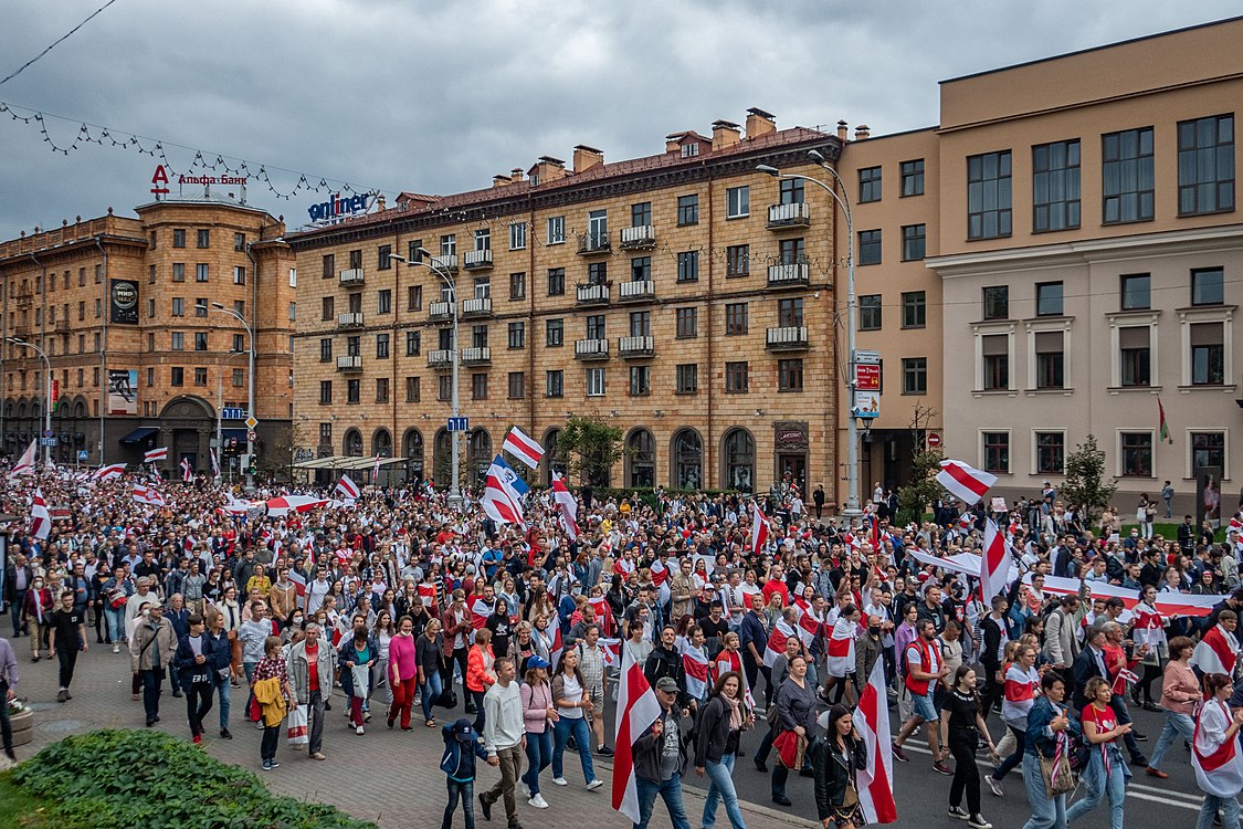 Из-за плотного оцепления протестующие повернули на улицу Ленина и направились к стеле «Минск — город-герой»