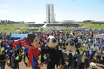 Manifestantes en la Esplanada dos Ministérios de Brasilia contra la aprobación del Nuevo Código Forestal Brasileño.