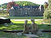 De gevels en daken van het kasteel van Annevoie en alle kamers op de begane grond en de muren en het dak van de schuur en het ensemble van het kasteel, bijgebouwen, tuinen en de omliggende