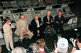 Photographie en couleur de l'équipage d'Apollo 11 lors d'un discours au centre spatial Kennedy.
