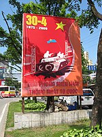 Uma placa em Hanói, 2009, retratando o momento em que um tanque do Vietcong colidiu com o Palácio Presidencial em 30 de abril de 1975.