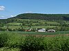 Blick von Süden über Bermbach hinweg zum Höhenzug des Langen Bergs (links) und Buchenbergs (rechts)