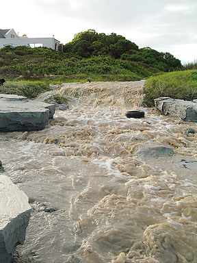 Die Bokrivier in vloed, Junie 2007.