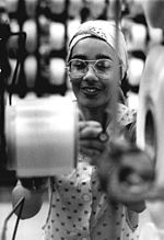 A so-called "guest worker" (Gastarbeiterin) from Cuba, working in an East German factory, 1986 Bundesarchiv Bild 183-01986-09083, Schwarza, kubanische Gastarbeiterin.jpg