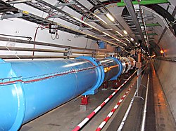 Tunnel du LHC avec tubes accélérateurs supraconducteurs