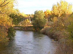 Река Кэш-Ла-Пудр, протекающая через северный Форт-Коллинз, Колорадо.jpg
