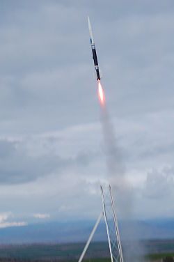 CanSatのロケット(左)と発射されるCanSat(右)