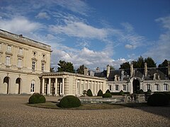 La cour, avec le château à gauche, et les écuries en face