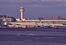 Mynd sem sýnir flugvélar Xinjiang Airlines á alþjóðaflugvellinum Urumqi Diwopu í Xinjiang héraði í norðvesturhluta Kína.