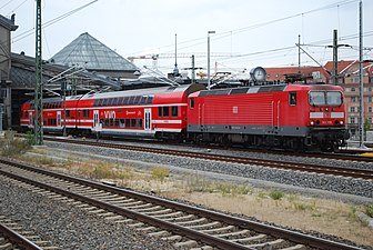 ドレスデン・ノイシュタット駅で発車する、143形機関車牽引のSバーン列車