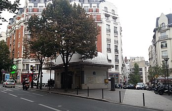 ポール＝シニャック広場 (Place Paul-Signac) のメトロ ペルポール駅出入り口。区役所があるガンベッタ広場やトゥノン病院の北東側至近に位置する。ガンベッタ広場界隈からガンベッタ大通りが伸びる。
