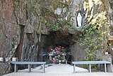 La réplique de la grotte de Lourdes, 1949.