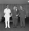 Den brasilianske præsident Jânio Quadros udsmykker Gagarin, 1961.