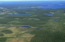 Den smala sjön närmast i bild är Orrmyrtjärnen. Till vänster ligger Degersjön och till höger med de två öarna ligger Lillträsket.