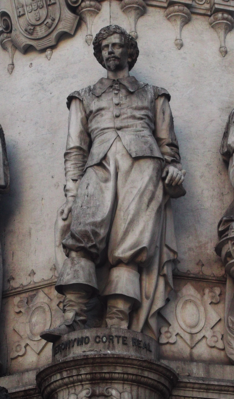 Скульптура Ж. Корте Реала на пьедестале памятника Л. де Камоэнсу. Площадь Шиаду, Лиссабон