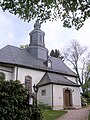 Kirche (mit Ausstattung), Kirchhof mit Einfriedung und Kriegerdenkmal für die Gefallenen des Ersten Weltkrieges