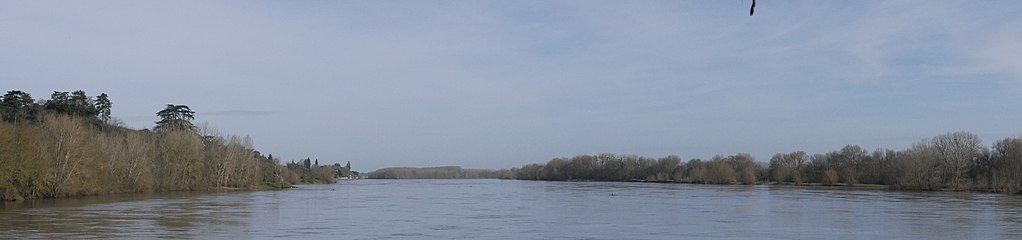 Panoramique de la Loire, à la pointe amont de l'île; au fond, l'embouchure de la Maine; sur la gauche, la pierre Bécherelle, à Savennières.