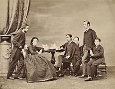 La reine-mère entourée de ses fils, les comtes de Trani, d'Agrigente, de Castalgirone, de Caserte et de Bari (1862).