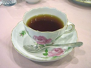 梅恩粉红玫瑰茶杯里的茶