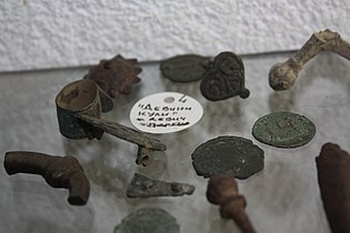 Археологически находки от Девини кули край Девич, експонат в етнографския музей в Джепчище