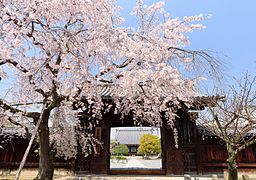 Grande porte (daimon) du Myōkaku-ji.