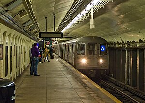190丁目駅に到着するR68形電車（2017年5月）