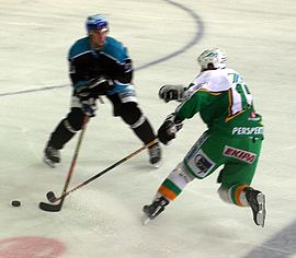 Zupančič (oikealla) Olimpija Ljubljanan paidassa ystävyysottelussa EHC Linzia vastaan syksyllä 2007.