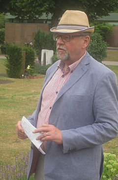 Ingmar Norlén talar vid invigningen av en minnessten över Johnny Bode på Limhamns kyrkogård den 25 juli 2013.