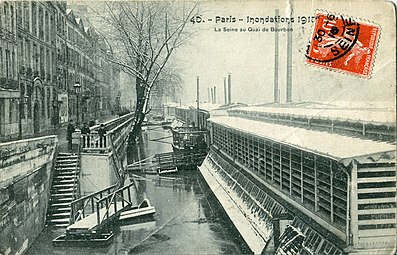 Bateau-lavoir au Quai Bourbon à Paris, 1910