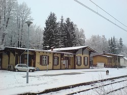 Pohled na nádražní budovu v zimě