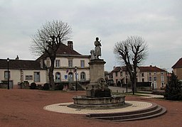 Torg med staty föreställande Jeanne-d'Arc och rådhus