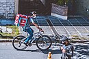 A bicyclist and a police officer wearing masks in سانتافه، آرژانتین