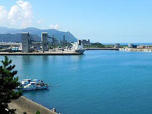 夕日ヶ丘公園展望台から見た中央ふ頭および西ふ頭