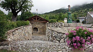 L'une des plus belles fontaines de Prades et le puits médiéval.