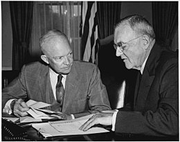 Le président Eisenhower et John Foster Dulles en 1956.jpg