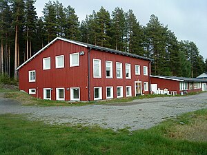 Skolan i Renström, uppförd 1951. Numer bärplockarmotell.