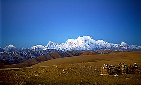 Photo prise en 2004 ; au centre, le Shishapangma ; le Gurkarpo Ri se situe tout à gauche.