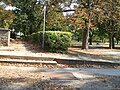 Los geht’s von einer aufgeschütteten Terrasse am Park mit dem Gradierbau I